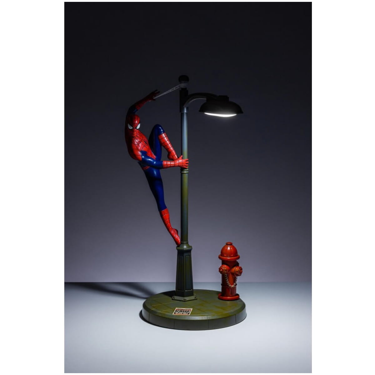 -marvel-comics-spider-man-on-lamp-light (4)