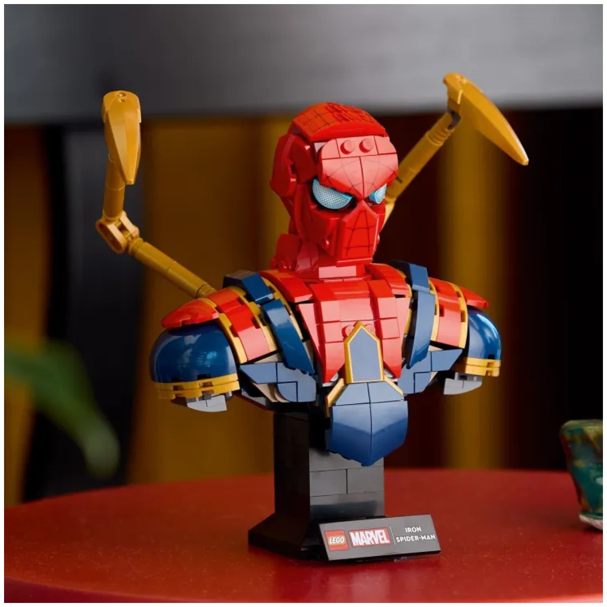 LEGO® Marvel: Iron Spider-Man Bust - Image 3